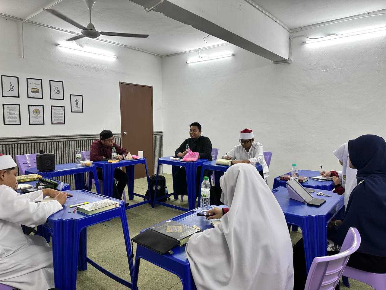 Pelajar dan guru SMITI dalam sesi usrah